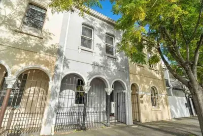Image de Centered Victorian Townhouse