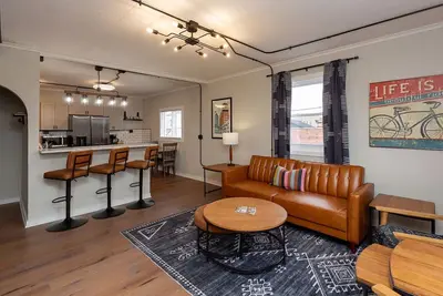 Image de Modern Loft in Valley Junction!