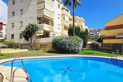 Image de Sunny penthouse sea & mountain views, 2br, parking, 15 min beach, next to train
