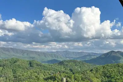 Image de Vibrant Smoky Mountain Views | 3 King Bedrooms