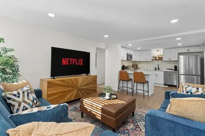 Image de Charming & Newly Renovated Apartment\n\n