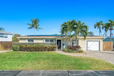 Image de Luxury Lakefront Retreat with Heated Pool, Tiki Lounge, Dock, Gym & Ev Charger