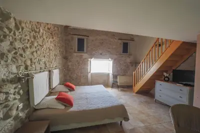 Image de maison de village de caractére pour famille