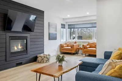 Image de Townhome with Private Hot Tub, 10 Mins to Village! - 161 Vacation Inn