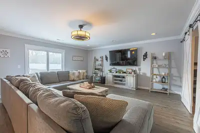 Image de Rustic Comfort: Home Gym + Fire Pit + Grill