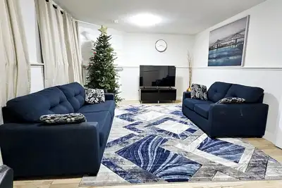 Image de Live in our 1 bedroom apartment with living room & feel like home away from home
