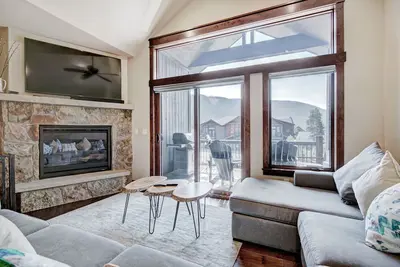 Image de New! Luxury Home - Sleeps 10 - Fireplace & Mountain View