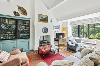 Image de A luxurious family holiday cottage with a wood-fired hot tub, nestled in peaceful nature.