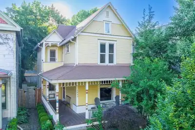 Image de The Yellow Porch House | Charm & Location