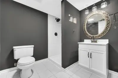 Image de Lakewood's Elegance: A Home of Space, Style and Serenity