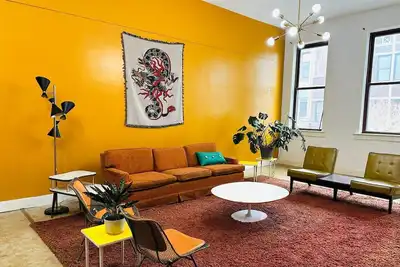 Image de Main St. Mcm Loft: Walk to Ford Center, Victory Theatre, Old National & More!
