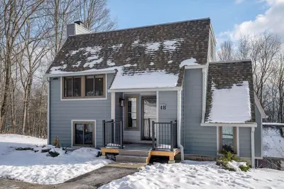 Image de Cozy Fireplace, Walk to Ski Hill | Kingswood 4h
