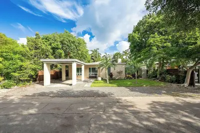Image de Island living 3-bed oasis w large pool, lush deck, cabana, outdoor shower