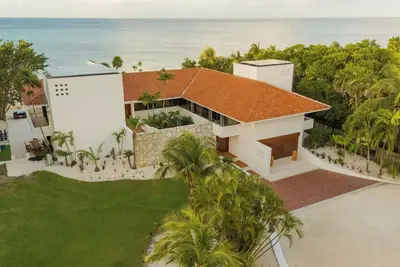 Spacious 7-bedroom villa Beach Front Villa with WiFi and Ac in awesome Cozumel