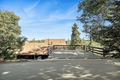 Image de Spacious and cozy 3 bedroom 2 bath cabin in the tree line of Green Valley Lake