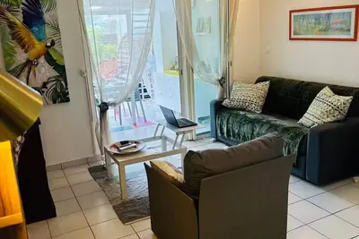 Image de Ti' Paradis Creole St-Anne Guadeloupe \"Les pieds dans l'eau\"