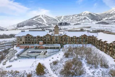 Image de Luxurious 2 Bedroom Condo at The Mason, Ski Run Views, Pool, & Prime Deer Valley Access!