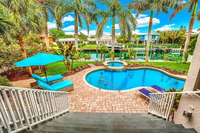 Image de Bikini's & Martini's Waterfront Canal: 1 Block to Beach! Dock! On Canal! Anna Maria Life