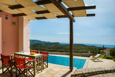 Villa 'Country Atheras' avec vue sur la mer, Wi-Fi et climatisation