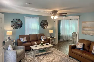 Image de Single-Family Home - 4 Beds \/ 2 Baths \/ 1 Block to Beach \/ Driveway Parking