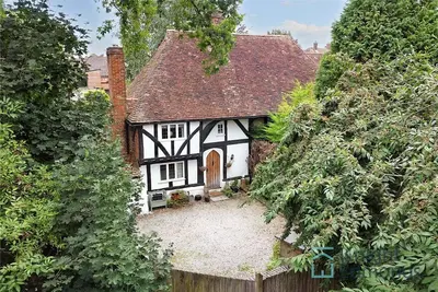 Image de 500 yr old Cottage with historic park at the gate