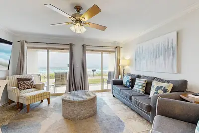 Image de Gorgeous ground-floor beachfront condo, shared pool and beach access