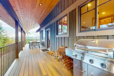 Image de Modern mountain home with two cabins, hot tub & stunning views