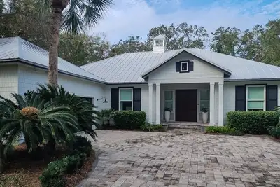 Image de Lakefront home with private pool & outdoor space for entertaining