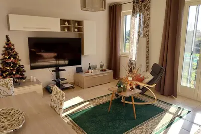 Image de Cozy, well-stocked, and well-lit. . . located just minutes from the merav. Lake