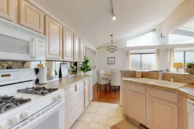 Image de Stunning home with picturesque lake and mountain views, grill, & pool table