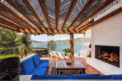 Image de Exclusive Lake Front Villa in La Peña