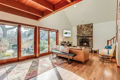 Image de Family friendly, kids play room, pet free and in a great location!