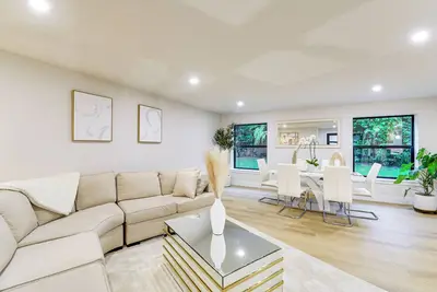 Image de Walk to Waterfront Park: Modern Home in Tacoma