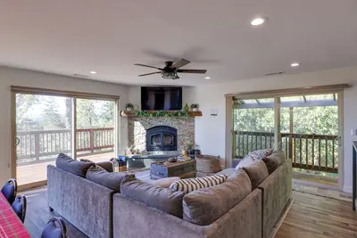 Image de Ski, Hike & Fish: Mtn-View Gem w/ Deck in Tuolumne