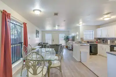 Image de 4 Mi to Nrg Stadium: Spacious Houston Townhome!