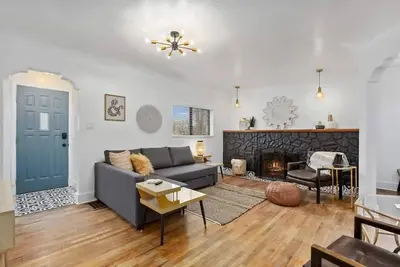 Image de #StayinMyDistrict Monthly Furnished Tudor