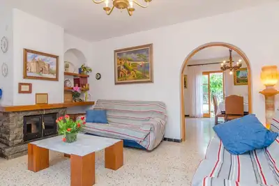 Image de Villa spacieuse près de la marina