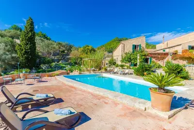 Image de Villa restaurée avec murs en pierre