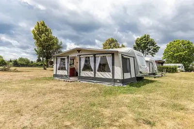 Image de Caravane 'Max 2 Erw Und 2 Kd' avec jardin partagé et Wi-Fi