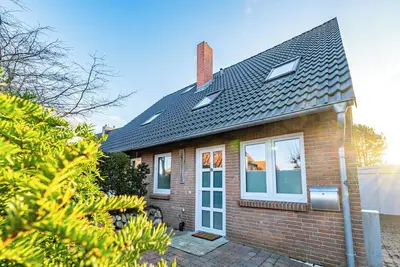 Image de Vacation home in Tinnum with fireplace and terrace.