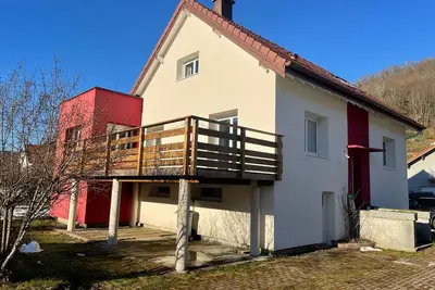 Gîte confortable avec terrasse et vue montagne, proche loisirs et pistes