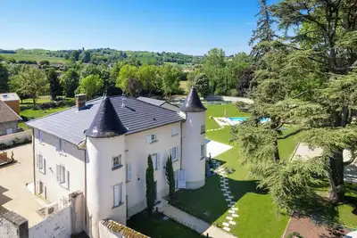 Image de Château Coraline, 15 chambres et spa proche de Lyon avec le calme de la campagne