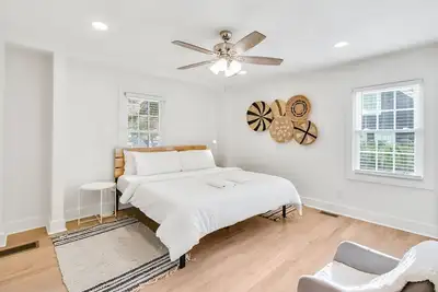 Image de Experience Local Living in this Chamblee Home! !