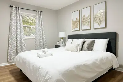 Image de 2 King Bed/1ba Fenced Yard