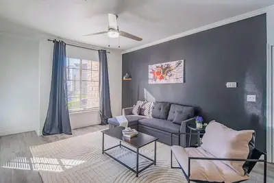 Image de Urban Comfort in Glendale 1bd with Stadium KingBed Wd Parking!