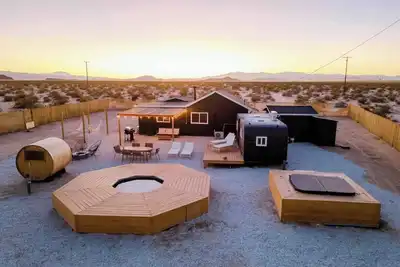 Image de Remote Home | Shroom Room ~ Hot Tub ~ Pool ~ Sauna