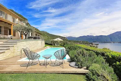 Image de Villa contemporaine élégante avec piscine et vue lac! - Villa Nadea