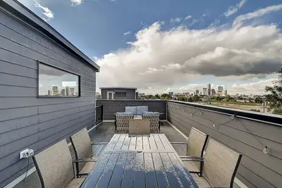 Image de Modern City Retreat | Rooftop Deck + Bar + Views