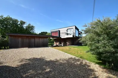 Whispering Reeds: Pett Level - Peaceful beachside escape with seaview glimpses