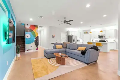 Image de The Pet Friendly Austin Art Haus. 7 mins from Dt and Ut. Walk to Bars and Eats!